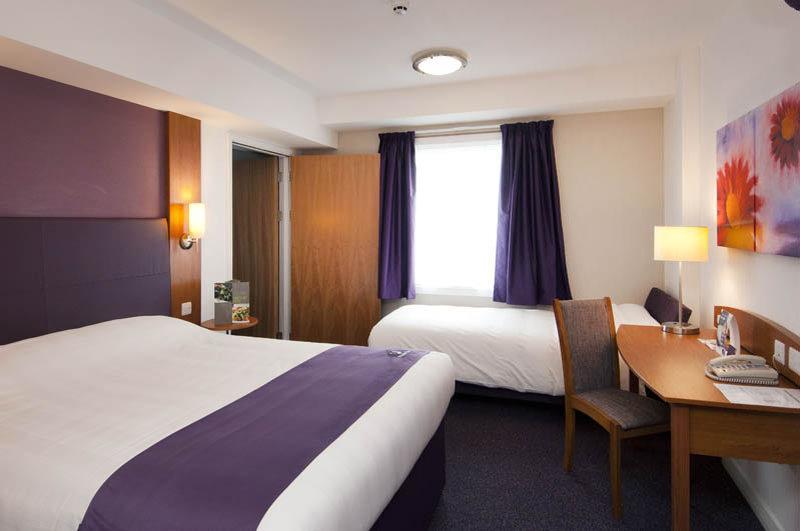 Premier Inn Huddersfield West Kültér fotó